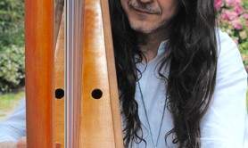 Christophe GUILLEMOT joue et fabrique ses harpes celtiques  