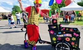 Le Clown Doudou - Spectacle déambulatoire en triporteur avec bulles et ballons