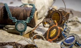 Karma tikka macramé - DIY : Fabrication de bijoux en micro macramé 