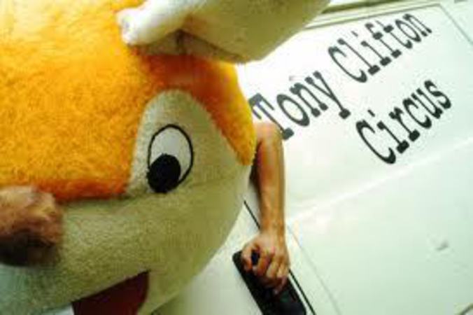 Tony Clifton Circus présente Hula Doll