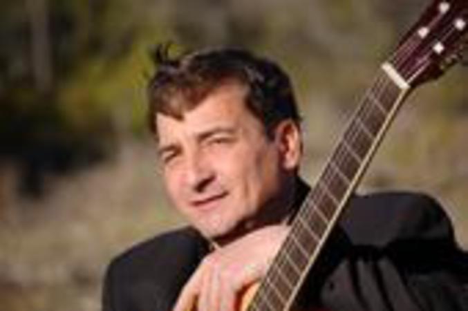Je cherche des tremplins pour montrer mon art d'interpréter mes chansons originales