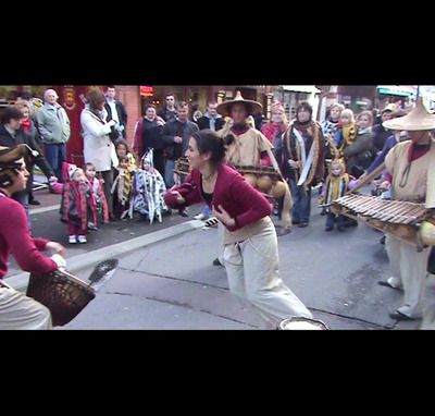 KELEMANI - balafon - chant - djembé et danse en déambulation