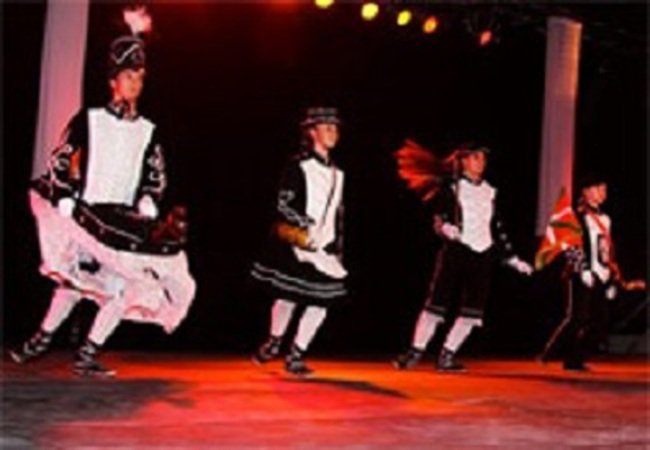 Fête basque : Leinua ( 50 danseurs et Musiciens)