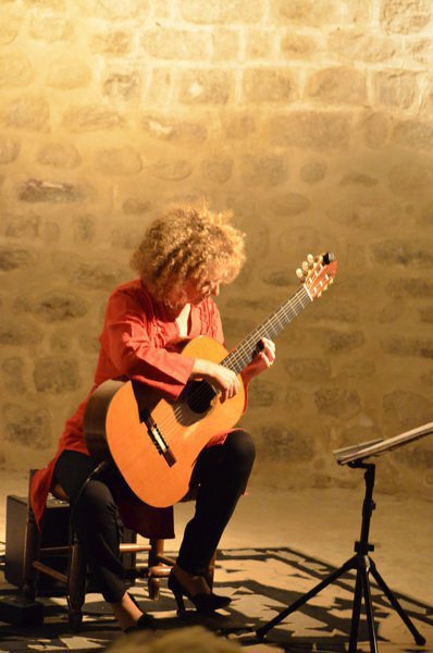 Valérie Duchâteau, la guitare chante Barbara