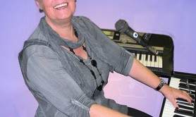 Suzanne - Chanteuse de variétés au clavier.