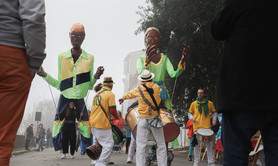 Les GÉANTS Bora La - Parade de Marionnettes Géantes