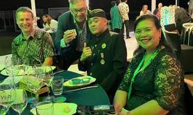 Magicien tricheur en restaurant de table en table