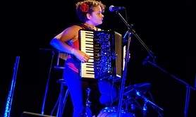 Élodie Funès - Accordéoniste Chanteuse Flûtiste