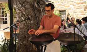 lionel Bourillon - Cours de batterie - cajon - handpan