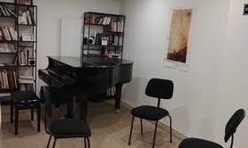 Studio de musique avec piano à queue à l'heure