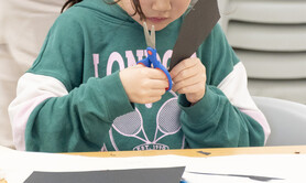 Jeudi des familles. Petites formes en papier découpé.