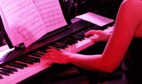 Professeur donne cours de piano et éveil musical