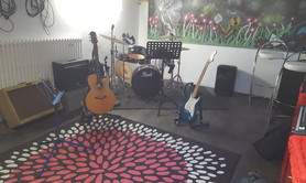 Fabienne CONTE - Cours de guitare / basse / batterie