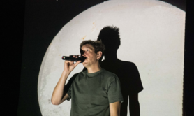 Le méchant, très méchant roi et la tour d’ivoire en plastique