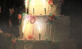 Gâteau anniversaire géant - animation faux gâteau géant anniversaire