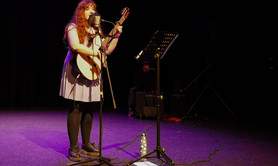 Laurie guitariste et chanteuse -  Les grands tubes Pop’n’rock des années 80 