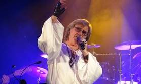 A cordes et Voix - SHOW HALLYDAY