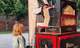 Philou joue - orgue de barbarie