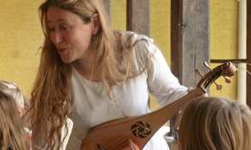 Evelyne Moser alias Peyronelle - Musiques anciennes, contes, marionnettes