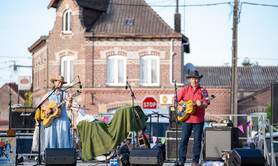 Hoboes - Marché animé, fête de village avec country, folk, blues