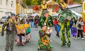 Cie Ô Perché - La Canopée Nomade - Déambulation échasses, jongleurs Médiéval