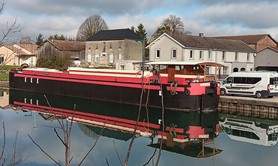 péniche théâtre à finir d'aménager