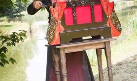 Claude CHEVALIER - chanteuse à l'orgue de barbarie