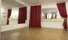 salle de danse  studio théatre avec piano