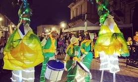 Parade Lumineuse sous les tropiques - Spectacle lumineux : echasse / tambours / danse / lumineux
