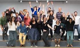 Devenez costumier.ère bénévole de notre troupe de théâtre