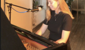 Juliette - Donne des cours de piano débutants!