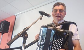 Bertrand BUGEL - Chanteur pianiste accordéoniste animateur