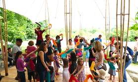 Le Bal a Dom - contes et danse à partager tout public avec échassier