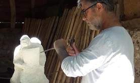 Fxl à Le Creuset de Vos EN Vies - Prestation de sculpture en direct. Bois tronçonné, pierre. 