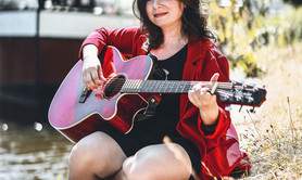 Leslie Deblonde - Chanteuse Guitariste pour évènement / animation