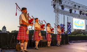 PIPING ORCHESTRA  - Ensemble de cornemuses et autres instruments