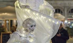 Les Zénaïdes - déambulation blanche lumineuse avec échasses pneumatiques