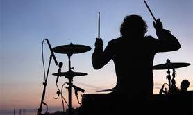 Ludovic Clenet - professeur de batterie donne cours.