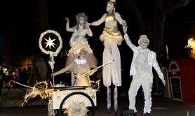 LES FEERIQUES, Cie LES ECHALAS - Déambulations d'échassiers lumineux blancs 