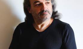 Modèle vivant masculin experimenté performeur