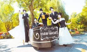 cie les vaguabondes - les Endimanchés-échassiers, jongleurs, musiciens, bulles
