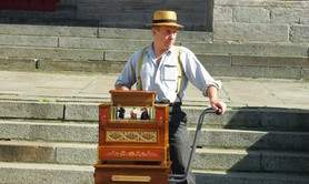 Gégé de Montmartre - orgue de Barbarie avec chant