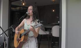 Jade Louvat - Chanteuse Guitariste
