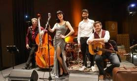 Rétro Graffiti - Laissez-vous emporter par l'élégance intemporelle du jazz