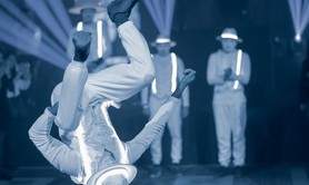 Échassiers blancs lumineux  - SPECTACLE ACROBATIQUE & DÉAMBULATION ACROBATIQUE (salto ...)
