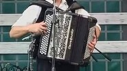 Bertrand BUGEL - Chanteur pianiste accordéoniste animateur 