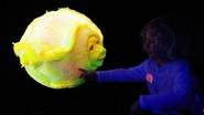 La main invisible - Spectacle sience et marionnettes en lumière noire
