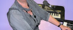 Suzanne - Chanteuse de variétés au clavier.