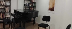 Studio de musique avec piano à queue à l'heure
