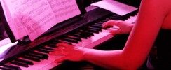 Professeur donne cours de piano et éveil musical